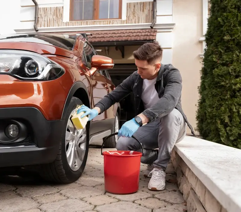 Lavage auto à domicile La Motte-Saint-Jean : professionnel intervenant sur un véhicule